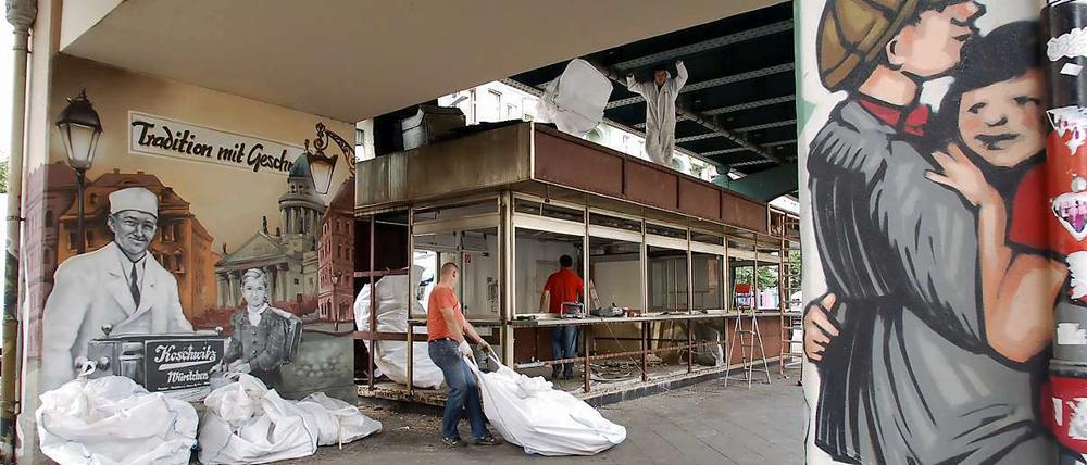 Zunächst musste sie aber weichen: Berlins wohl bekannteste Currywurst-Bude, Konnopke's Imbiss in der Schönhauser Allee, wurde im Herbst 2010 abgerissen.