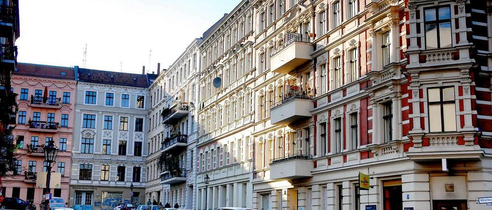 Bilderbuchkulisse in Alt-Berlin. Die hübschen Häuserfassaden, antiken Straßenlaternen und Kopfsteinpflasterstraßen versetzen scharenweise Touristen in Verzückung.