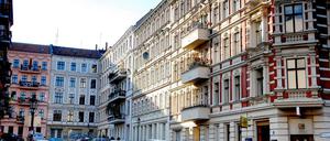 Bilderbuchkulisse in Alt-Berlin. Die hübschen Häuserfassaden, antiken Straßenlaternen und Kopfsteinpflasterstraßen versetzen scharenweise Touristen in Verzückung.