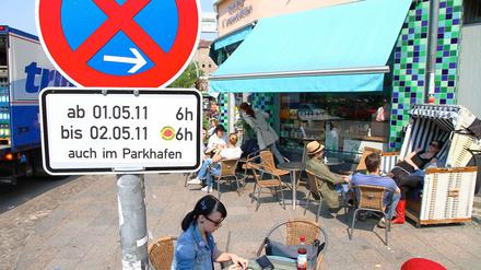 Vorboten. Parkverbotsschilder und Plakate weisen in Kreuzberg auf die kommenden Ereignisse hin. Die Anwohner sind’s gewohnt – und nehmen es gelassen.