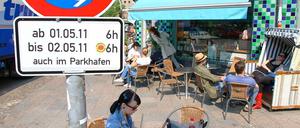 Vorboten. Parkverbotsschilder und Plakate weisen in Kreuzberg auf die kommenden Ereignisse hin. Die Anwohner sind’s gewohnt – und nehmen es gelassen.