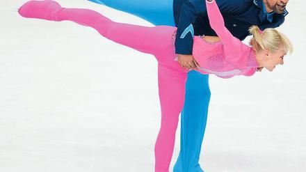 Ein Traum in Pink und Blau. Aljona Sawtschenko und Robin Szolkowy aus Chemnitz zelebrieren den perfekten Gleichklang bei ihrer sensationellen Kür der Eiskunstlauf-Weltmeisterschaft in Moskau. Foto: AFP