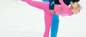 Ein Traum in Pink und Blau. Aljona Sawtschenko und Robin Szolkowy aus Chemnitz zelebrieren den perfekten Gleichklang bei ihrer sensationellen Kür der Eiskunstlauf-Weltmeisterschaft in Moskau. Foto: AFP