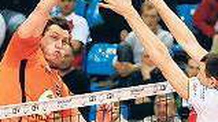 Haudrauf an allen Netzen. Felix Fischer (links) kann den SCC heute in Richtung Titel schmettern. Foto: dpa