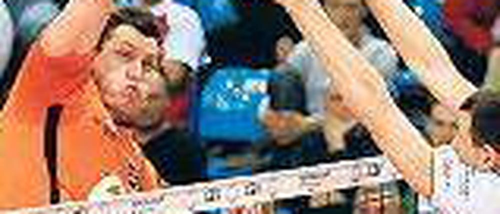 Haudrauf an allen Netzen. Felix Fischer (links) kann den SCC heute in Richtung Titel schmettern. Foto: dpa