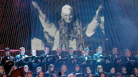 Polen huldigt seinem Idol Johannes Paul II. Sollten es auch die Berliner tun?