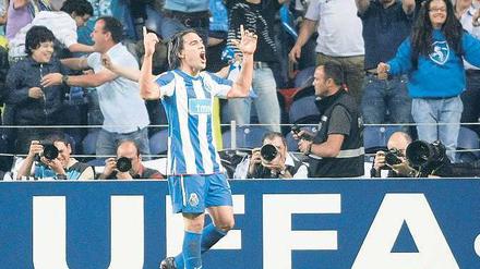 Ein Kolumbianer als portugiesischer Volksheld. Mit seinen Treffern gegen Villarreal machte Falcao ein rein portugiesisches Finale wahrscheinlich. Foto: Reuters