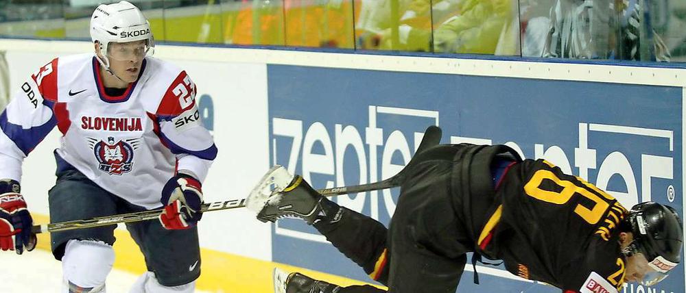 Gestrauchelt, aber nicht gefallen: Die deutsche Eishockey-Nationalmannschaft mit Daniel Kreutzer (r.) schlägt bei der WM auch Slowenien.