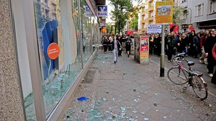 Glasscherben einer Bankfiliale liegen auf der Straße, die während der Revolutionären 1.Mai-Demo zu Bruch gingen.