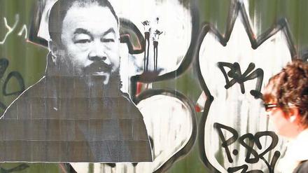 Menetekel. Ein Foto Ai Weiweis klebt an einer Mauer in Berlin. 