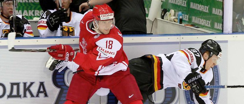 Wieder gestrauchelt: Deutschlands Philip Gogulla (r.) kommt nicht an Dänemarks Kasper Jensen vorbei.