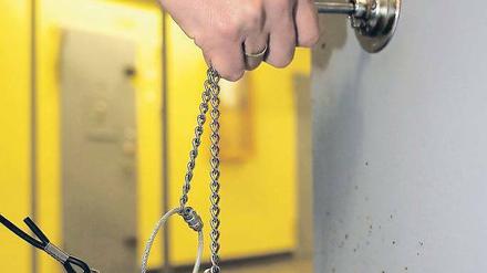 „Wegsperren, und zwar für immer“ – das Kanzlerwort kann nach dem Spruch aus Karlsruhe nur noch nach sehr genauer Einzelfallprüfung gelten.Foto: Winfried Rothermel/dapd