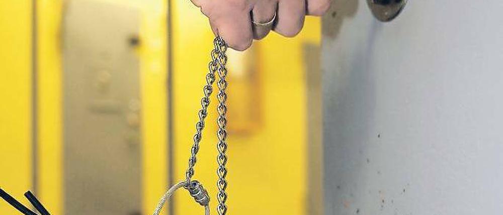 „Wegsperren, und zwar für immer“ – das Kanzlerwort kann nach dem Spruch aus Karlsruhe nur noch nach sehr genauer Einzelfallprüfung gelten.Foto: Winfried Rothermel/dapd