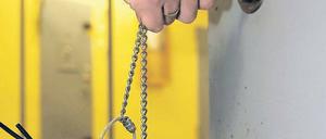 „Wegsperren, und zwar für immer“ – das Kanzlerwort kann nach dem Spruch aus Karlsruhe nur noch nach sehr genauer Einzelfallprüfung gelten.Foto: Winfried Rothermel/dapd