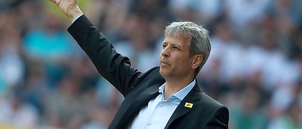 Trainer Lucien Favre zeigt es an: So groß ist die Chance auf den Klassenerhalt für Gladbach.