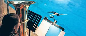 Schallwellen. Die Orchestermusiker müssen im Stadtbad nicht ins Wasser, die Sänger schon. Manche tauchen sogar ab – dann klingen die Melodien fremdartig . Foto: Davids