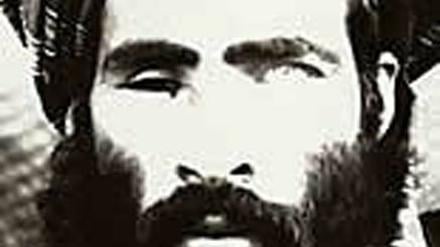 MULLAH OMAR war der Chef des Taliban-Regimes in Afghanistan und bot Osama bin Laden und seinem Al-Qaida-Netzwerk in den Jahren vor den Anschlägen vom 11. September Unterschlupf. Obwohl die US-Operation "Dauerhafte Freiheit" das Taliban-Regime beseitigte, befindet sich der einäugige Omar weiterhin auf freiem Fuß. Belohnung: 10 Millionen Dollar.