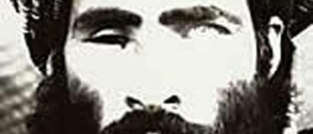 MULLAH OMAR war der Chef des Taliban-Regimes in Afghanistan und bot Osama bin Laden und seinem Al-Qaida-Netzwerk in den Jahren vor den Anschlägen vom 11. September Unterschlupf. Obwohl die US-Operation "Dauerhafte Freiheit" das Taliban-Regime beseitigte, befindet sich der einäugige Omar weiterhin auf freiem Fuß. Belohnung: 10 Millionen Dollar.