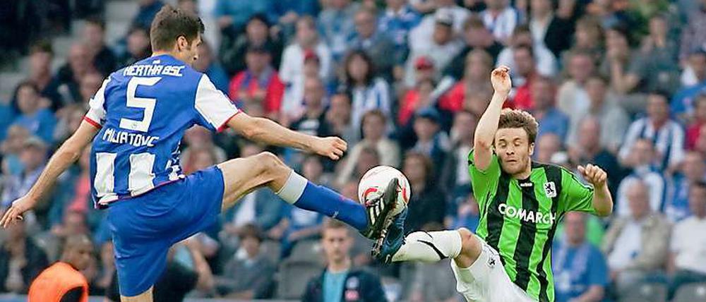 Stimmung gut, Hertha nicht. Immerhin gewinnt Kapitän Andre Mijatovic diesen Zweikampf gegen Daniel Halfar.