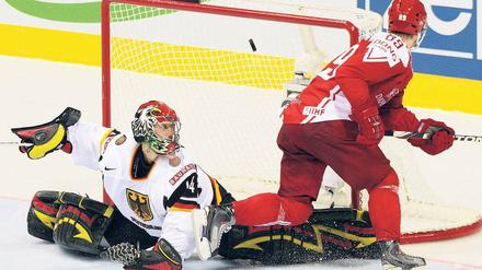 Finaler Schuss. Mikkel Bodker trifft im Penaltyschießen und entscheidet das Spiel mit 4:3 für Dänemark. Foto: dpa