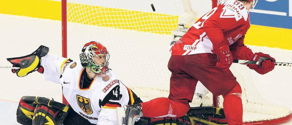 Finaler Schuss. Mikkel Bodker trifft im Penaltyschießen und entscheidet das Spiel mit 4:3 für Dänemark. Foto: dpa