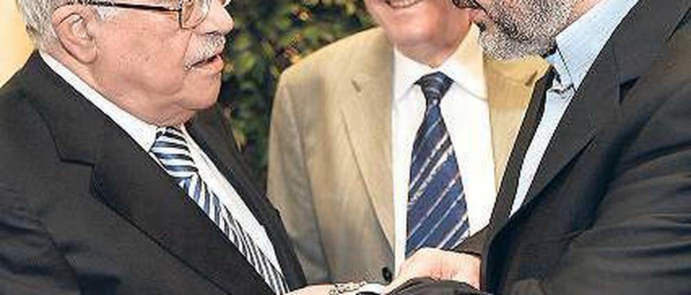 Die Uhren ticken wieder gleich. Abbas (links) und Meshaal (rechts).Foto: AFP