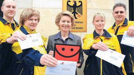 Werbung für die Sozialwahl machen Bundesarbeitsministerin Ursula von der Leyen (CDU) und Mitarbeiter der Post. Sie ist mit 48 Millionen Wahlberechtigten eine der größten Abstimmungen des Landes.