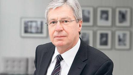 Jens Böhrnsen wurde 1949 in Bremen geboren.1995 wurde Jens Böhrnsen erstmals in die Bürgerschaft gewählt, 2005 wurde er per Mitgliederbefragung als Nachfolger von Henning Scherf für das Amt des Bremer Bürgermeisters auserkoren. Im vorigen Jahr amtierte Jens Böhrnsen als Bundesratspräsident – und wurde in dieser Funktion für einige Wochen Staatsoberhaupt der Bundesrepublik, als Horst Köhler zurücktrat.