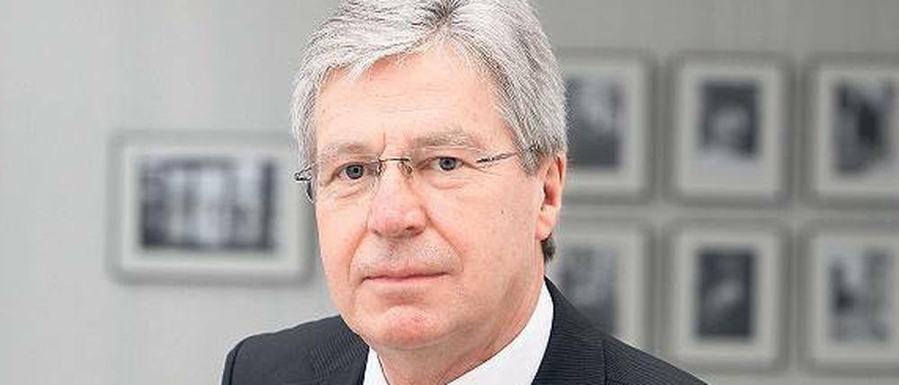 Jens Böhrnsen wurde 1949 in Bremen geboren.1995 wurde Jens Böhrnsen erstmals in die Bürgerschaft gewählt, 2005 wurde er per Mitgliederbefragung als Nachfolger von Henning Scherf für das Amt des Bremer Bürgermeisters auserkoren. Im vorigen Jahr amtierte Jens Böhrnsen als Bundesratspräsident – und wurde in dieser Funktion für einige Wochen Staatsoberhaupt der Bundesrepublik, als Horst Köhler zurücktrat.