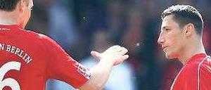 Abklatschen zum Abschied. Karim Benyamina (r.) verlässt die Köpenicker als Rekordtorschütze.