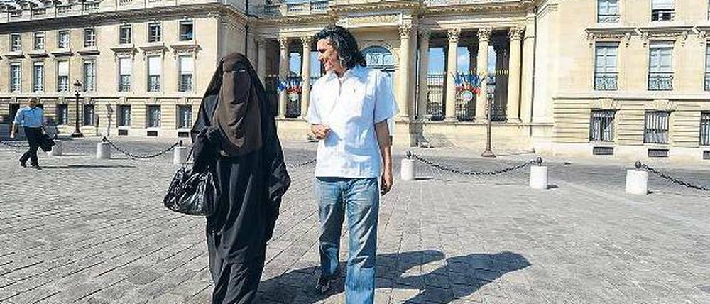 Der Baulöwe und Verbotskritiker Rachid Nekkaz mit einer verschleierten Frau vor der Nationalversammlung in Paris.