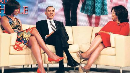 Als einflussreichste Frau Amerikas gilt Talkshowmoderatorin Oprah Winfrey (r.). Nach 25 Jahren will sie sich jetzt auf ihren eigenen Kanal konzentrieren. Zum Abschluss spricht sie noch einmal mit US-Präsident Barack Obama und seiner Frau Michelle. Foto: Reuters