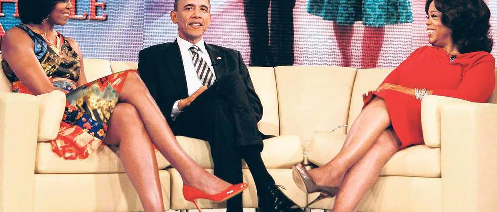 Als einflussreichste Frau Amerikas gilt Talkshowmoderatorin Oprah Winfrey (r.). Nach 25 Jahren will sie sich jetzt auf ihren eigenen Kanal konzentrieren. Zum Abschluss spricht sie noch einmal mit US-Präsident Barack Obama und seiner Frau Michelle. Foto: Reuters