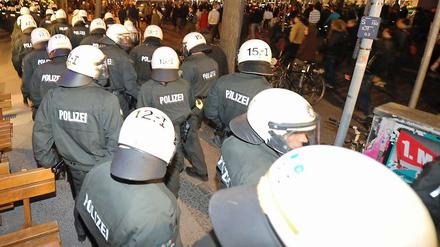 Polizeikette am Hermannplatz.