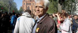 Der Mariannenplatz war grau... Christian Ströbele, Altlinker und grüner Bundestagsabgeordneter, irritierte mit einem Spruch, demzufolge die eingeworfenen Scheiben bei Banken ein "Schönheitsfehler" seien. "Inhaltlich nicht nachvollziebar" seien Steinwürfe auf genossenschaftlich organisierte Finanzinstitute, sagte Ströbele.