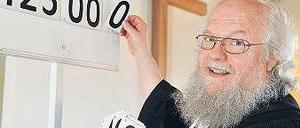 Hilft einem verschuldeten Freund. Pastor Alfred Mignon. Foto: dpa