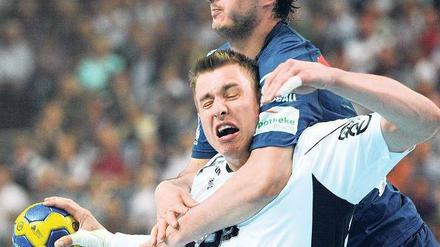Festhalten bitte. Welthandballer Filip Jicha vom THW Kiel (vorn) kann sich seltener durchsetzen als früher. Foto: dpa