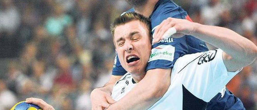 Festhalten bitte. Welthandballer Filip Jicha vom THW Kiel (vorn) kann sich seltener durchsetzen als früher. Foto: dpa