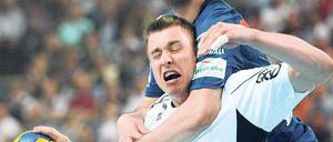 Festhalten bitte. Welthandballer Filip Jicha vom THW Kiel (vorn) kann sich seltener durchsetzen als früher. Foto: dpa