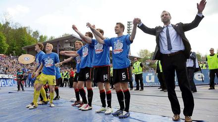 Da ist die Schale. Die Profis von Hertha BSC feiern zusammen mit Trainer Markus Babbel (r.) den Titel in der Zweiten Liga.