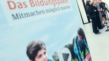 Alles fürs Paket. Arbeitsministerin Ursula von der Leyen (Dritte von links) verkündet die Ergebnisse eines Treffen mit Vertretern von Ländern und kommunalen Spitzenverbänden. Foto: Tim Brakemeier/dpa