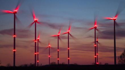 ACHTUNG: SPERRFRIST 8. JULI 21:30 UHR.  - ARCHIV - 15.01.2020, Brandenburg, Sieversdorf: Rote Positionslichter leuchten an Windrädern in einem Windenergiepark. In einem Windpark im Hunsrück sind Windräder mit roten Bliklichtern ausgestattet worden, die über einen Transponder nur bei sich nähernden Flugzeugen eingeschaltet werden.     (zu dpa "Windräder ohne nächtliches Dauer-Blinken in Betrieb") Foto: Patrick Pleul/dpa-Zentralbild/dpa +++ dpa-Bildfunk +++