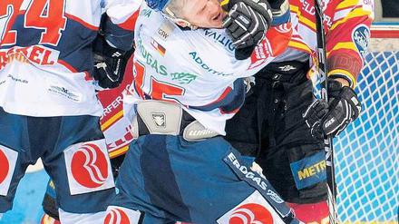 Schwerer Schlag für die Eisbären. Der Düsseldorfer Sasha Pokulok keilt hier gegen den Berliner Travis Mulock. Am Ende verlieren die Eisbären erneut in Düsseldorf.