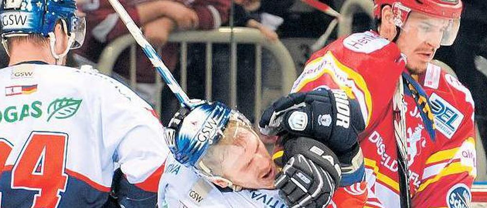 Schwerer Schlag für die Eisbären. Der Düsseldorfer Sasha Pokulok keilt hier gegen den Berliner Travis Mulock. Am Ende verlieren die Eisbären erneut in Düsseldorf.