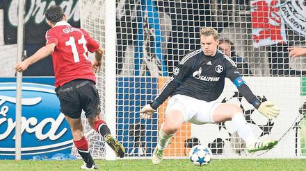 Das Bollwerk bricht. Manuel Neuer zeigte etliche Glanzparaden – doch beim Schuss zum 0:1 von Ryan Giggs war er machtlos. Foto: Fishing4