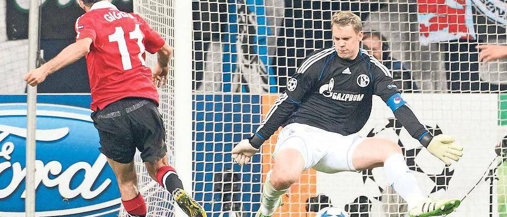 Das Bollwerk bricht. Manuel Neuer zeigte etliche Glanzparaden – doch beim Schuss zum 0:1 von Ryan Giggs war er machtlos. Foto: Fishing4
