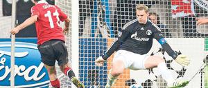 Das Bollwerk bricht. Manuel Neuer zeigte etliche Glanzparaden – doch beim Schuss zum 0:1 von Ryan Giggs war er machtlos. Foto: Fishing4