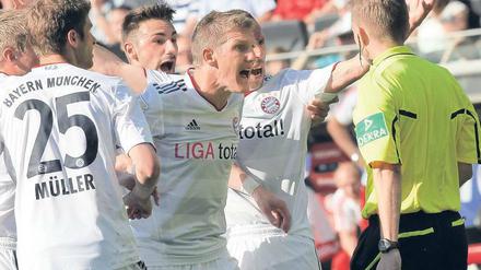 FC Aufgeregt. Bastian Schweinsteiger (Mitte) legt sich derzeit nicht nur mit Schiedsrichtern an – vielleicht liegt das auch an der sportlichen Krise seines Klubs Bayern München.