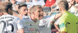 FC Aufgeregt. Bastian Schweinsteiger (Mitte) legt sich derzeit nicht nur mit Schiedsrichtern an – vielleicht liegt das auch an der sportlichen Krise seines Klubs Bayern München.