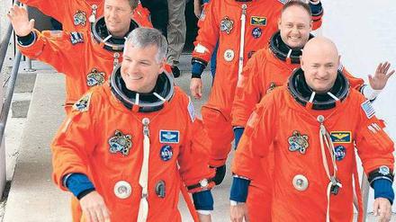 Zu früh gefreut. Die Crew der Endeavour mit Kommandant Mark Kelly (v. r.) auf dem Weg zum Shuttle. Foto: dpa